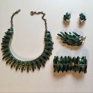 Vintage Green Lisner 5 piece Jewelry Necklace Set